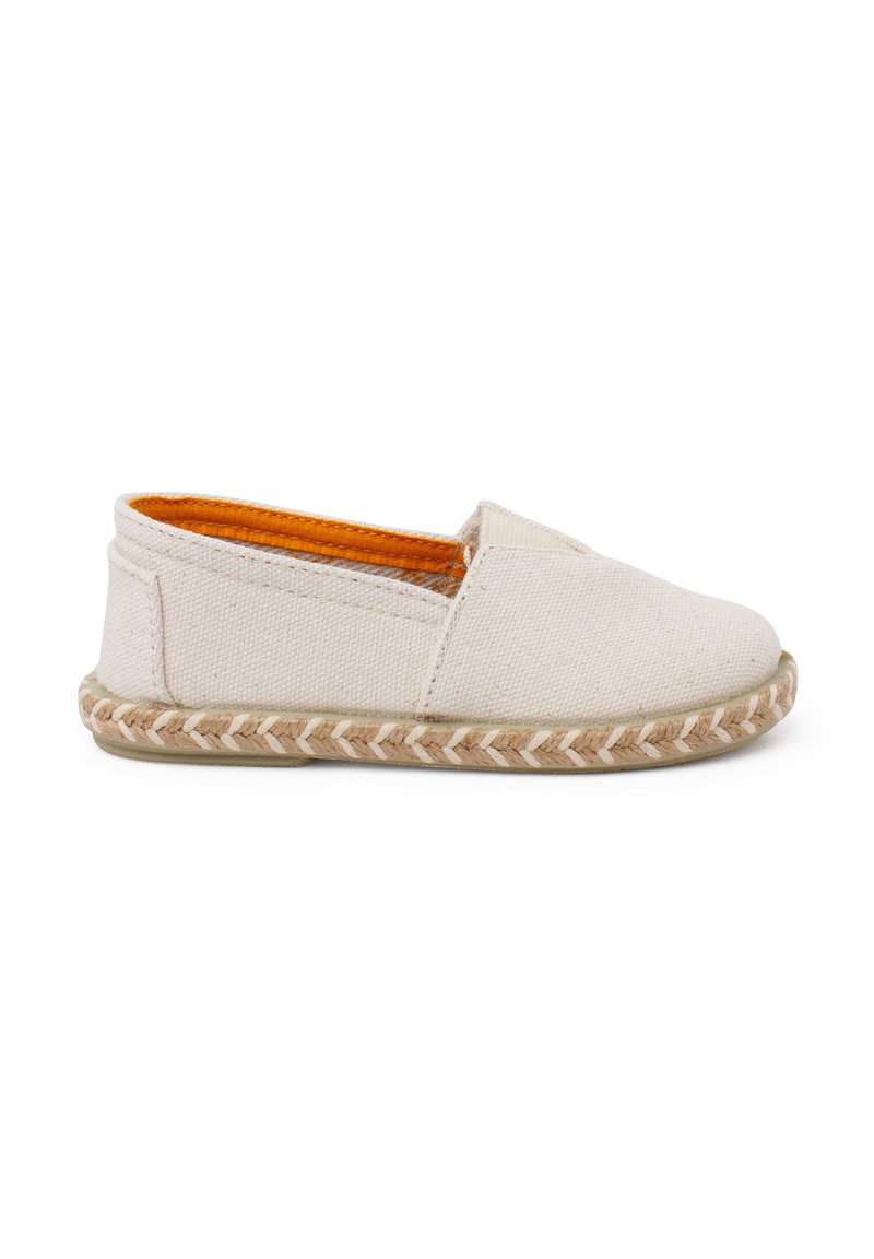 Scarpa slip-on in canvas beige chiaro con parte superiore texturizzata, fodera arancione e suola in juta intrecciata. Design minimalista senza decorazioni.