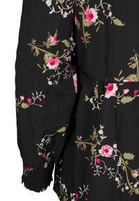 Abito nero floreale con maniche lunghe. Presenta motivi floreali rosa e verdi, tessuto testurizzato e dettagli smock ai polsi.