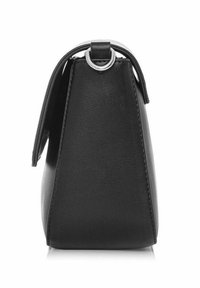 Czarna skórzana torebka o zorganizowanej formie, z metalowym pierścieniem u góry i gładką fakturą. Minimalistyczny design, bez wzorów.