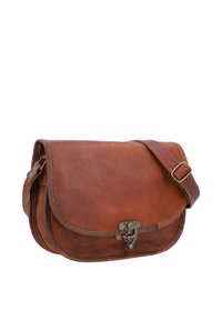 Sac bandoulière en cuir marron avec une sangle réglable et une fermeture à boucle métallique sur le rabat avant, sur fond blanc.