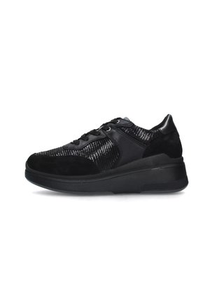 Sneaker nera realizzata in pelle liscia e suede testurizzato. Presenta un design con lacci, suola imbottita e punta arrotondata. Accenti circolari sulla parte superiore.