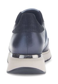 Donkerblauwe leren sneaker met een getextureerde zwarte hiel, gevoerd kraag en metallic zilveren accenten op de zool. Gladde afwerking met een gebogen ontwerp.