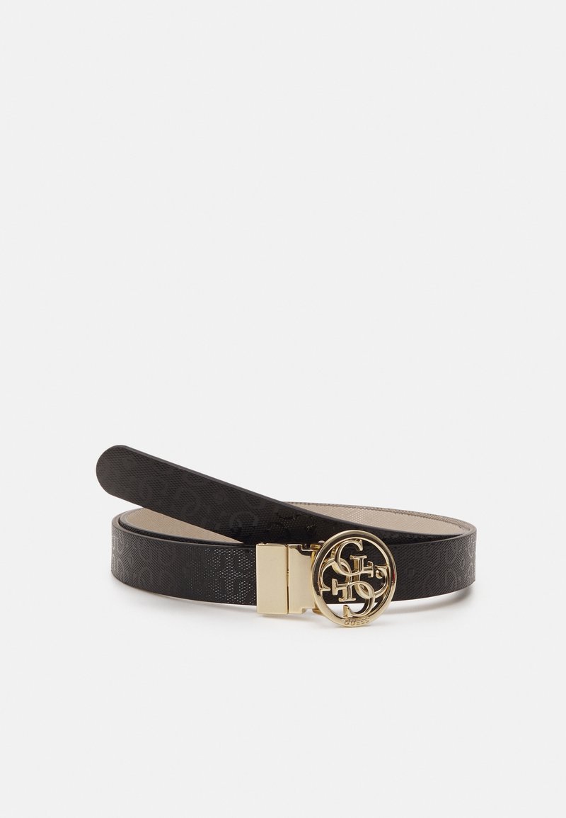 Ceinture en cuir noire avec un motif texturé et une boucle ronde dorée ornée des initiales entrelacées du logo Guess.