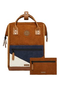 Zaino in corduroy di colore marrone, navy e crema, con manico in pelle, tasca frontale con zip e una piccola pochette abbinata.