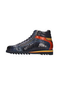 Zapatillas altas que presentan una combinación de cuero azul oscuro y patrones de cocodrilo texturizados, con acentos en naranja, amarillo y rojo en los costados.