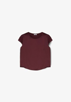 Kurzärmeliges bordeauxrotes Crop-Top mit rundem Ausschnitt und umgeschlagenen Ärmelsäumen, flach auf weißem Hintergrund liegend.