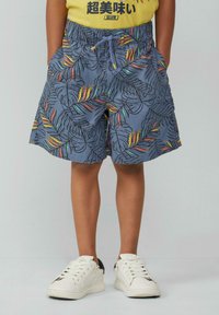 Blaue, gemusterte Shorts mit einem tropischen Blattdesign in Orange und Grün, ausgestattet mit einem elastischen Bund und zwei Seitentaschen.