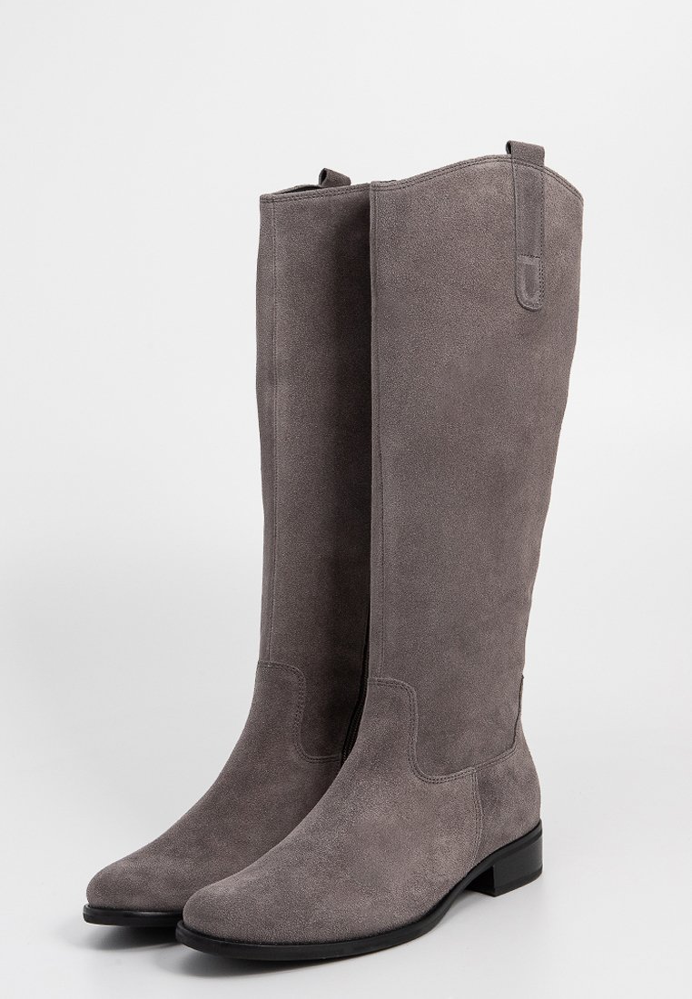 Grijze suede kniehoge laarzen met een soepele textuur, ronde neus, lage blokhak en subtiele stikdetails op de schacht.