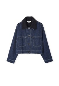 Chaqueta de mezclilla cortada con un cuello negro, que presenta botones delanteros, dos bolsillos en el pecho y un lavado azul oscuro, resaltada con costuras claras.