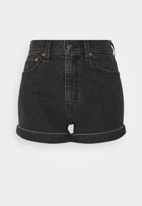 Svarta denimshorts med hög midja och upprullade fållar, med kopparnitar och sömmar. Slät yta, inga synliga mönster eller designer.