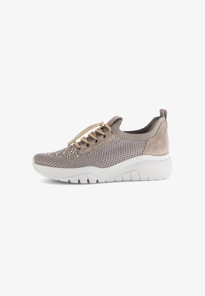 Beige Strick-Sneaker mit goldenen Schnürsenkeln, verziertem Zehenbereich, gepolstertem Schaft und dicker, weißer Sohle für den Freizeitlook.