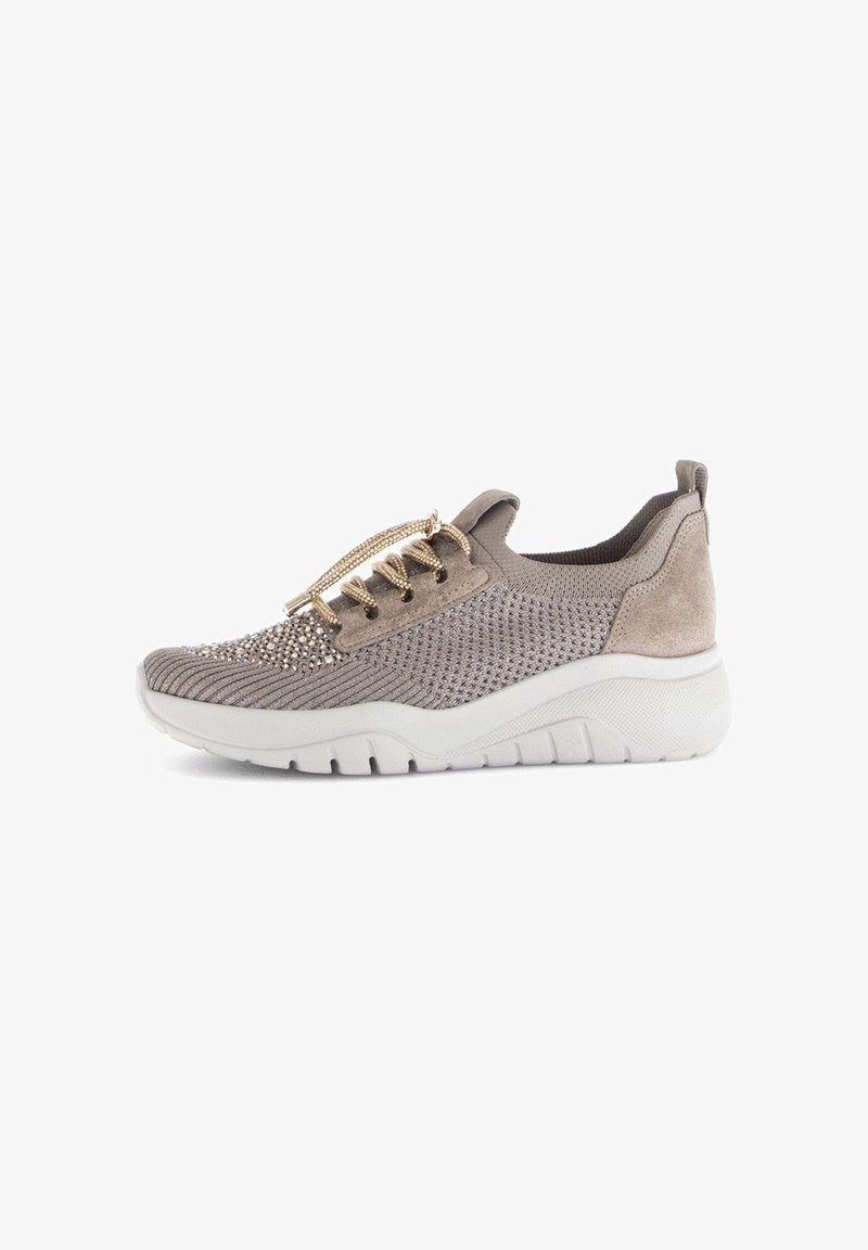 Beige Strick-Sneaker mit goldenen Schnürsenkeln, verziertem Zehenbereich, gepolstertem Schaft und dicker, weißer Sohle für den Freizeitlook.