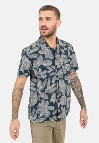 Kurzärmliges Hemd mit Knopfverschluss in Navy mit großem, hellgrauem Blumenmuster. Hergestellt aus atmungsaktivem Stoff mit lockerer Passform und Kragen.