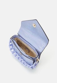 Světlofialová kabelka s lesklou texturou krokodýlí kůže. Obsahuje robustní řetězový popruh, otevřenou klapku a vnitřní přihrádky. Akcenty ze zlatého kovu.