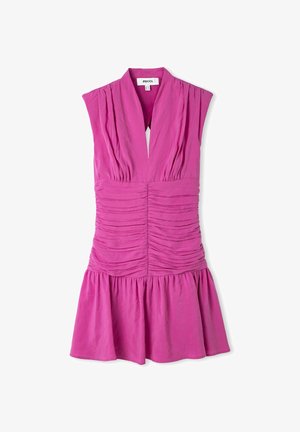 Roze mouwloos jurkje met diepe V-hals, getextureerde ruches bij het lijfje en een uitlopende rok. Gemaakt van zachte, lichte stof.