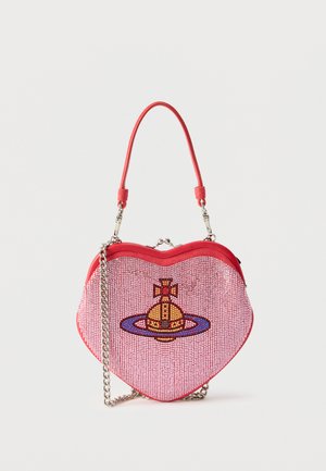 Hjerteformet lyserød håndtaske med røde kanter, pyntet med små rhinsten og en farverig kugle-logo, med rød rem og sølvkæde.