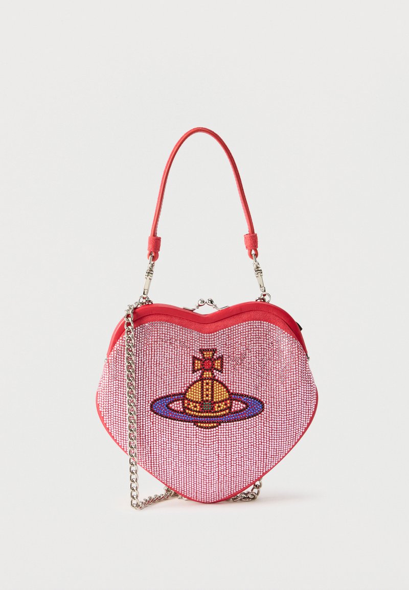 Hartvormige roze handtas met rode rand, versierd met kleine strassteentjes en een kleurrijk bolvormig logo, voorzien van een rode band en een zilveren ketting.