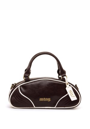 Bolso de mano de cuero marrón oscuro con ribete blanco, dos asas, logo dorado "mtng." y una etiqueta blanca con la palabra "1967" en el asa.
