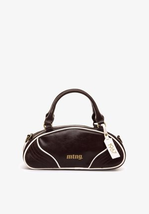 Bolso de mano de cuero marrón oscuro con ribete blanco, dos asas, logo dorado "mtng." y una etiqueta blanca con la palabra "1967" en el asa.