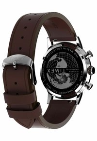 Orologio con cinturino in pelle marrone e cassa in acciaio inossidabile; il quadrante nero presenta un design con mappa del mondo e accessori in argento. Resistente all'acqua fino a 50 metri.