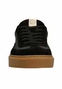 Schwarze Wildledersneaker mit einer Gummisohle, Schnürdesign, strukturiertem Finish und Logopatch auf der Zunge. Minimalistischer Stil und Design.