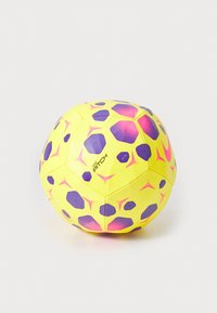 Gul fodbold med lilla og lyserøde hexagonale mønstre, med tekstureret overflade og branding "Nike Pitch" i sort.