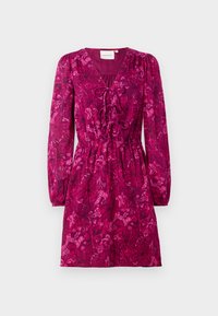 Robe fuchsia avec de longues manches bouffantes et un col en V profond. Présente une taille cintrée et un motif floral sur l'ensemble dans des teintes plus foncées.