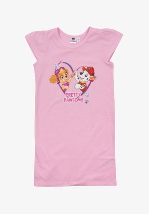 Abito rosa a maniche corte in cotone, con un'illustrazione di due cani dei cartoon circondati da un cuore, con il testo "PRETTY PAWSOME."