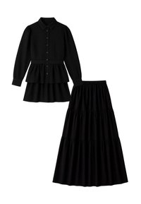 Černá halenka s dlouhými rukávy a knoflíkovým zapínáním, s peplum páskem a odpovídající sukní až po kotníky s elastickým páskem a volány.