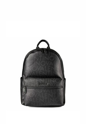 Schwarzer Leder-Rucksack von Valentino mit eingeprägtem Logomuster, Frontreißverschlusstasche, Tragegriff oben und doppeltem Reißverschluss auf weißem Hintergrund.