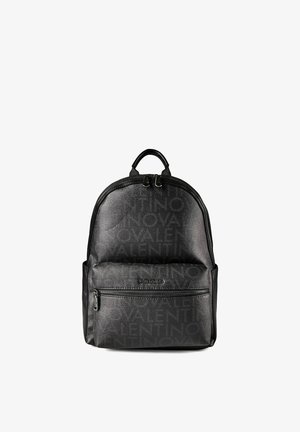 Mochila Valentino de cuero negro con patrón de logo en relieve, bolsillo frontal con cremallera, asa superior y cierre doble de cremallera sobre fondo blanco liso.