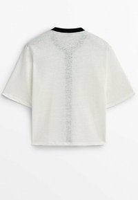 T-shirt blanc à manches courtes avec col rond noir, vu de dos, présentant une texture verticale subtile au centre.