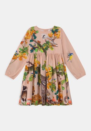 Robe à manches longues en tissu pêche doux, ornée d'imprimés colorés de créatures forestières sur un arbre avec des feuilles et des branches, détail de jupe froncée.