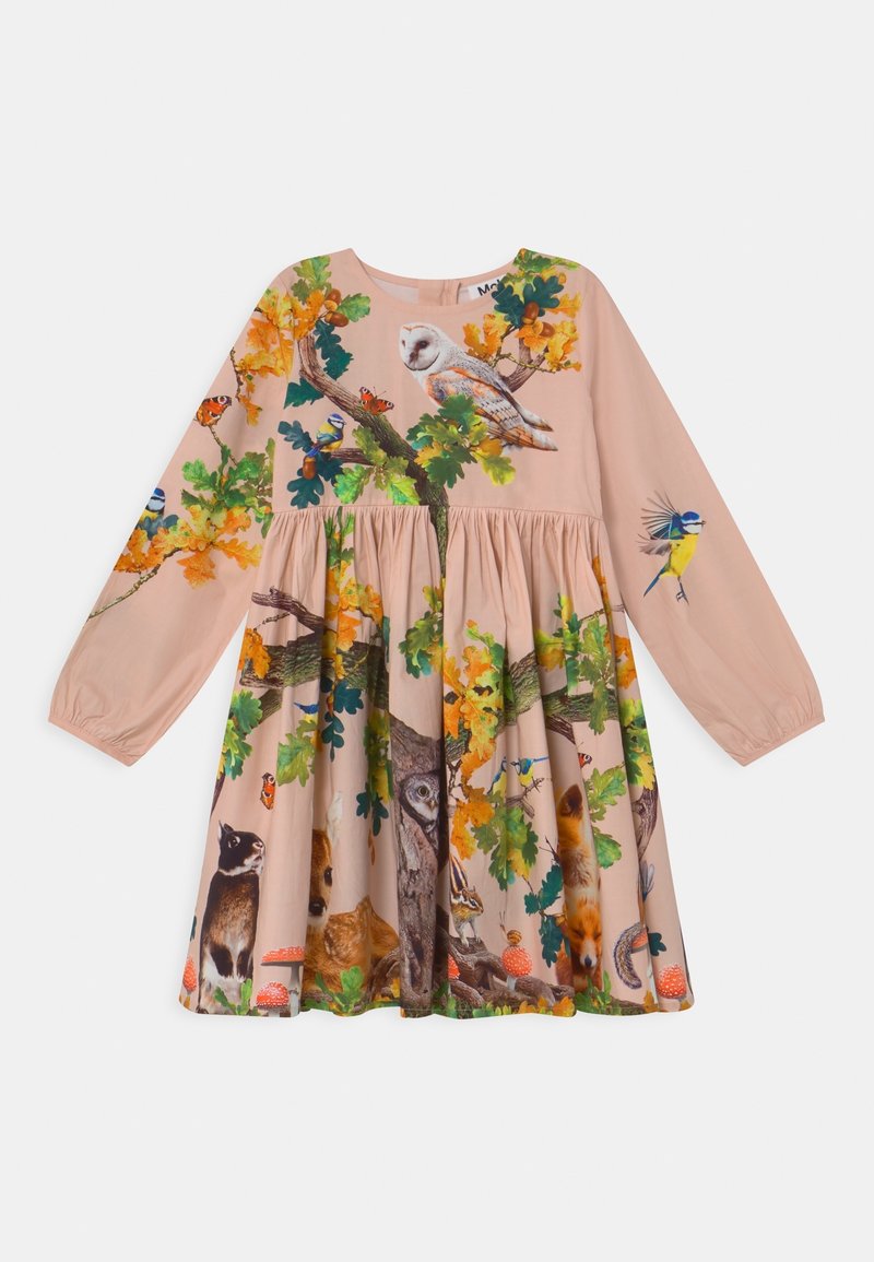 Robe à manches longues en tissu pêche doux, ornée d'imprimés colorés de créatures forestières sur un arbre avec des feuilles et des branches, détail de jupe froncée.