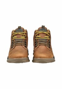 Scarpe da trekking in pelle marrone con accentuazioni gialle, lacci neri e suole in gomma. Presentano un colletto imbottito e un logo sulla linguetta.