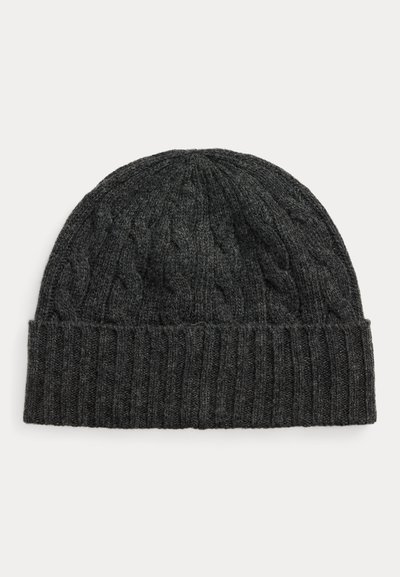 Strikket grå lue med kabelmønster på toppen og ribbet kant for ekstra varme og tekstur.