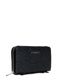 Portafoglio nero realizzato in materiale texturizzato con chiusura a zip, che presenta un logo "ANTONY MORATO" in oro ben visibile sul fronte.