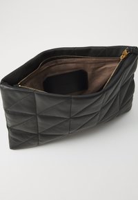 Clutch in pelle trapuntata nera con una texture morbida, chiusura con zip dorata e un interno in tessuto marrone con uno slot per carte.