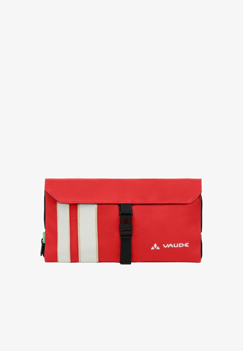 Borsa a tracolla rossa con strisce bianche, realizzata in tessuto resistente. Presenta una chiusura a patta e una tracolla regolabile, marchiata "VAUDE."