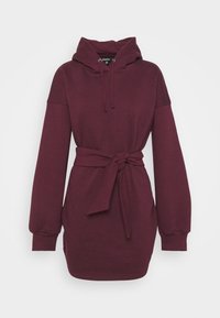 Burgunderfarbene Kapuzenkleid mit langen Ärmeln, Kordelzugkapuze und einem taillierten Gürtel. Aus weichem Material gefertigt, mit gerippten Ärmeln und Saum.