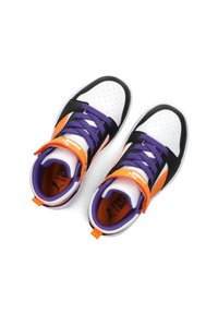 Zwarte, witte en oranje sneakers met een hoge design. Heeft geperforeerde witte panelen, paarse veters en contrasterende accenten.
