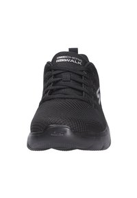 Scarpe nere Skechers Go Walk con tomaia in tessuto a rete, design con lacci, colletto imbottito e suola in gomma testurizzata per una buona presa.
