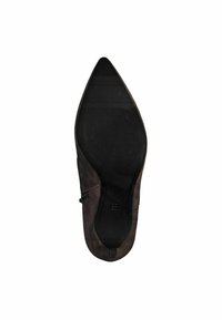 Pantof cu toc ascuțit din suede negru, cu textură netedă și talpă plată din cauciuc cu striații orizontale pentru aderență. Detaliu cu fermoar pe lateral.