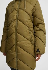 Giacca puffer verde oliva con motivo a zigzag, dotata di zip frontale, cappuccio regolabile con cordino e una tasca laterale con zip.