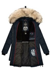 Parka de invierno azul marino con capucha forrada de piel, interior acolchado negro y forrado de lana, con ribete rojo y múltiples bolsillos internos de marca.