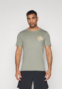 Nike Performance TEE GYM KIT SUMMIT - Printtipaita - dark stucco