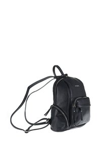 Sac à dos en cuir noir avec une finition texturée, doté de bretelles ajustables, d'une poche zippée à l'avant et d'éléments de design minimalistes.