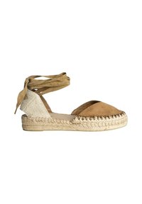 Sandalia espadrille en ante marrón y tejido de color beige trenzado. Presenta ataduras en el tobillo y suela de yute trenzado. Punta redondeada y acentos cosidos.