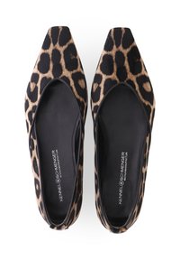 Leopardenmuster Ballerinas mit spitzer Zehe, aus weichem Textil gefertigt. Schwarze Akzente an den Kanten und ein glattes Innenfutter. Markenname innen sichtbar.