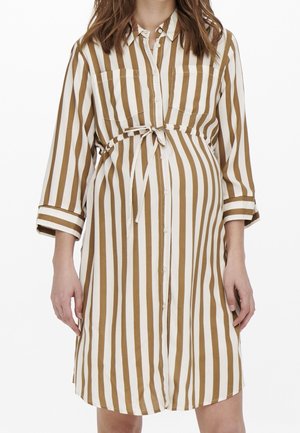 Robe-chemise rayée marron et blanche avec manches longues, boutonnage à l'avant, deux poches poitrine et détail de taille nouée. Matière en coton.